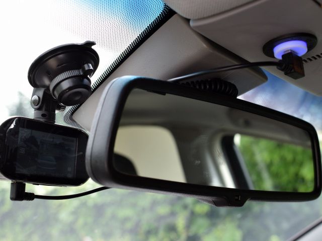 Installation d'une dashcam Motorola avec prise USB au plafond