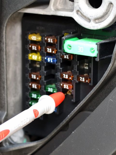 Vérification du connecteur de fusible